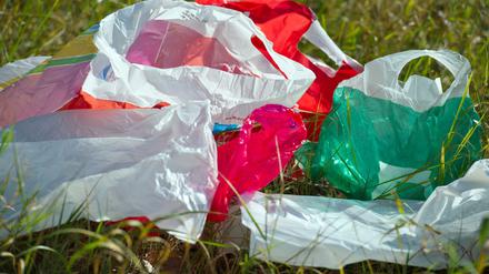 Plastiktüten wie diese sind inzwischen nicht mehr an Deutschlands Supermarkt-Kassen zu bekommen. (Archivbild)