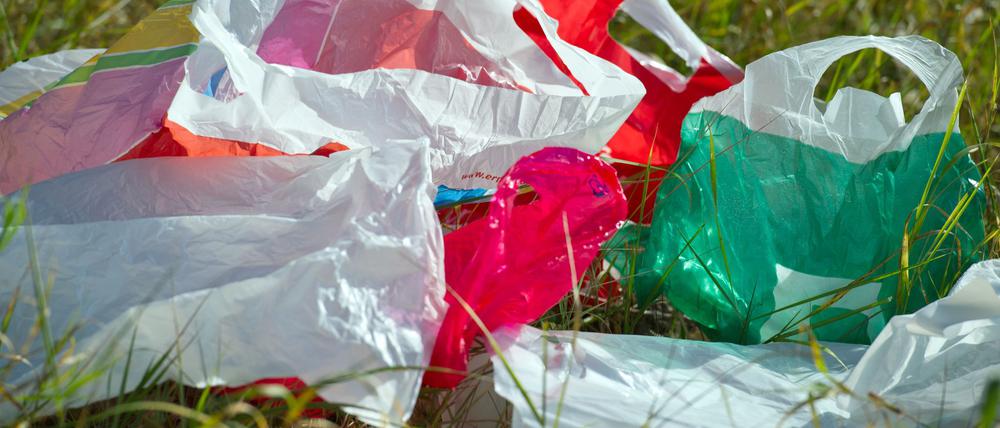 Plastiktüten wie diese sind inzwischen nicht mehr an Deutschlands Supermarkt-Kassen zu bekommen. (Archivbild)