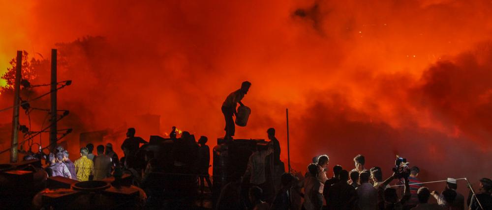 Flammen schlagen aus dem Korail-Slum in die Höhe. Das Feuer brannte fast fünf Stunden lang, bevor die Feuerwehr es gegen 22:30 Uhr unter Kontrolle bringen konnte. 