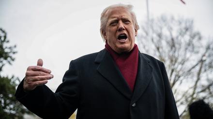 US-Präsident Donald Trump spricht am Samstag, dem 22. November 2025, vor dem Einsteigen in Marine One in Washington, D.C., auf dem South Lawn des Weißen Hauses zu Medienvertretern.