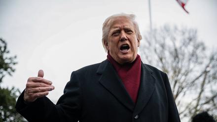 US-Präsident Donald Trump spricht am Samstag, dem 22. November 2025, vor dem Einsteigen in Marine One in Washington, D.C., auf dem South Lawn des Weißen Hauses zu Medienvertretern.
