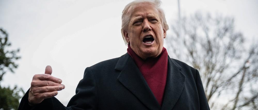 US-Präsident Donald Trump spricht am Samstag, dem 22. November 2025, vor dem Einsteigen in Marine One in Washington, D.C., auf dem South Lawn des Weißen Hauses zu Medienvertretern.