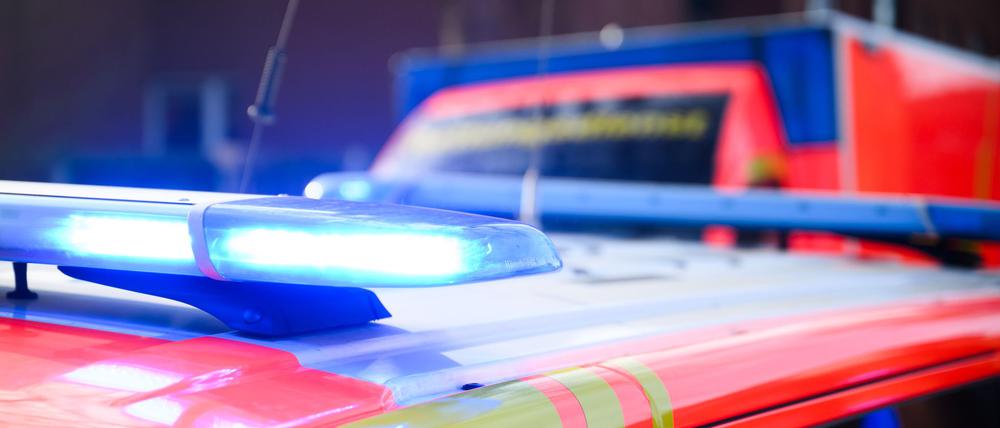 Blaulichter leuchten an einer Einsatzstelle auf einem Notarztgahrzeug und einem Rettungswagen. (Symbolbild)