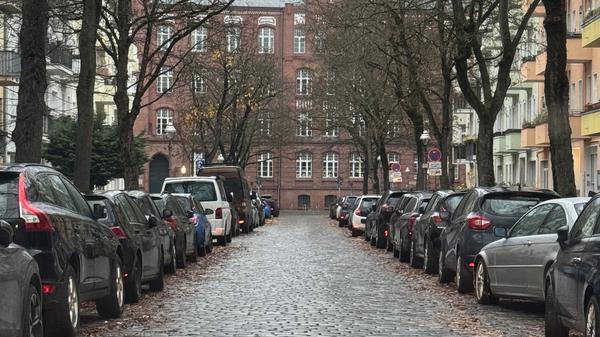 Zwei Euro pro Stunde: Eine Studie empfiehlt Parkzonen für Tegel.