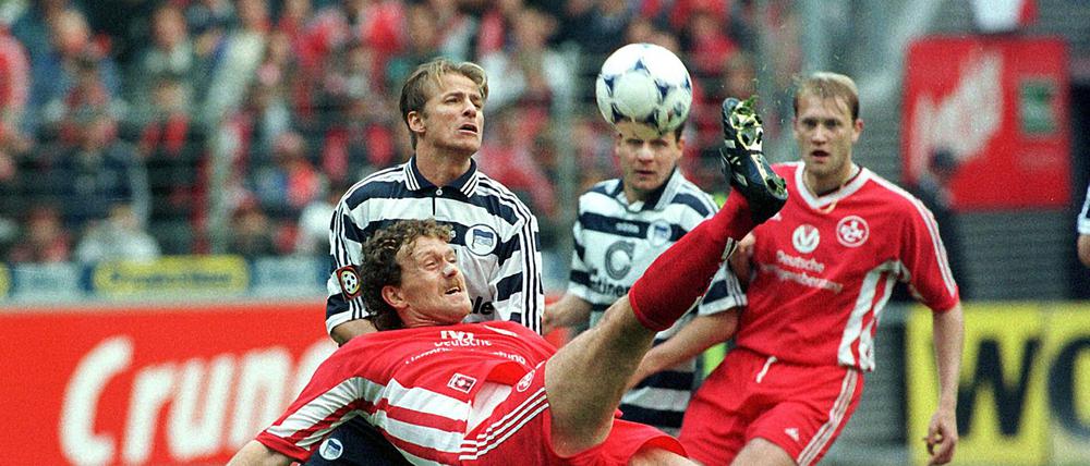 Artistisch: FCK-Stürmer Olaf Marschall (vorn) trifft 1998 per Fallrückzieher. 