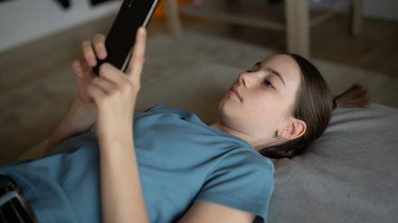 Ein Teenager am Handy.