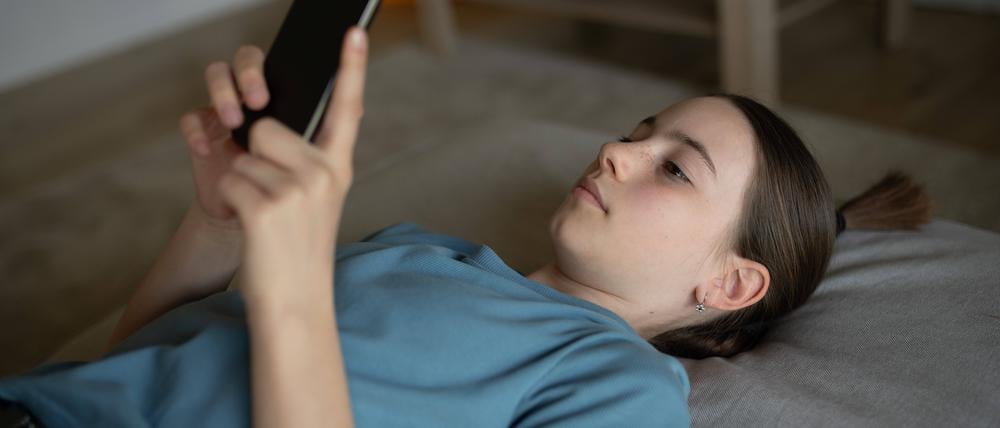 Ein Teenager am Handy.