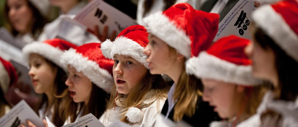 ARCHIV - 20.12.2011, Sachsen, Dresden: ARCHIV - SYMBOLBILD - Kinder mit Weihnachtsmann-Mützen tragen am 20.12.2011 in Dresden Lieder vor. Weihnachten ohne das Lied «O du fröhliche» - das geht für viele Menschen gar nicht. Foto: Oliver Killig/dpa-Zentralbild/dpa - Honorarfrei nur für Bezieher des Dienstes dpa-Nachrichten für Kinder +++ dpa-Nachrichten für Kinder +++ +++ dpa-Bildfunk +++