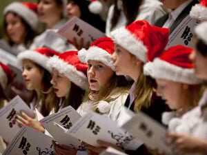 ARCHIV - 20.12.2011, Sachsen, Dresden: ARCHIV - SYMBOLBILD - Kinder mit Weihnachtsmann-Mützen tragen am 20.12.2011 in Dresden Lieder vor. Weihnachten ohne das Lied «O du fröhliche» - das geht für viele Menschen gar nicht. Foto: Oliver Killig/dpa-Zentralbild/dpa - Honorarfrei nur für Bezieher des Dienstes dpa-Nachrichten für Kinder +++ dpa-Nachrichten für Kinder +++ +++ dpa-Bildfunk +++