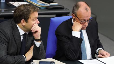 Die Regierungsspitze: Vizekanzler Lars Klingbeil (l, SPD) und Bundeskanzler Friedrich Merz (CDU) bei der Generaldebatte im Bundestag.