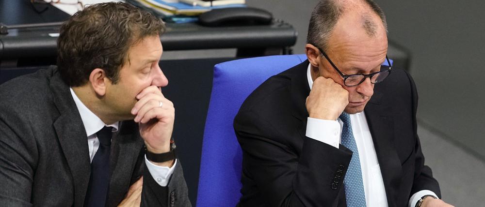 Die Regierungsspitze: Vizekanzler Lars Klingbeil (l, SPD) und Bundeskanzler Friedrich Merz (CDU) bei der Generaldebatte im Bundestag.