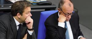 Die Regierungsspitze: Vizekanzler Lars Klingbeil (l, SPD) und Bundeskanzler Friedrich Merz (CDU) bei der Generaldebatte im Bundestag.