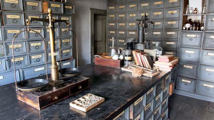 Blick in eine historische Apotheke.