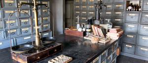 Blick in eine historische Apotheke.