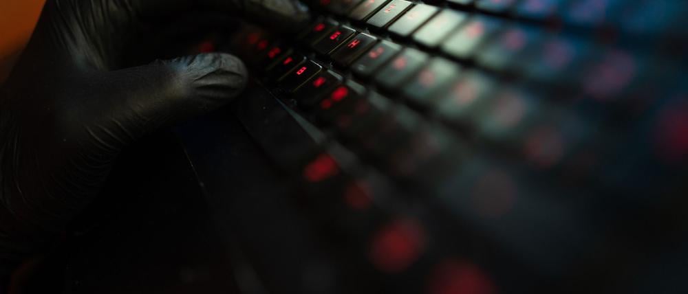 Cyberbetrüger haben per E-Mail einen Betrieb der Stadt Brandenburg an der Havel getäuscht. (Symbolbild)