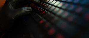 Cyberbetrüger haben per E-Mail einen Betrieb der Stadt Brandenburg an der Havel getäuscht. (Symbolbild)