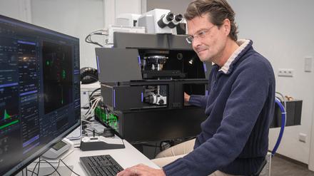 Robin Hiesinger am Multi-Photonen-Mikroskop