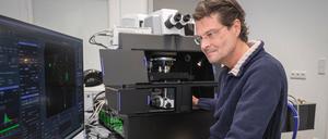 Robin Hiesinger am Multi-Photonen-Mikroskop