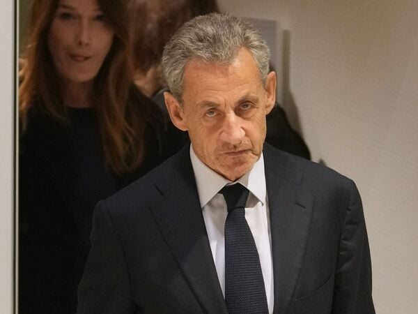 ARCHIV - 25.09.2025, Frankreich, Paris: Der ehemalige französische Präsident Nicolas Sarkozy und seine Frau Carla Bruni verlassen den Saal, nachdem ein Pariser Gericht ihn zu fünf Jahren Haft verurteilt hat, nachdem es ihn der kriminellen Verschwörung für schuldig befunden hat, seinen Wahlkampf 2007 mit Geldern aus Libyen finanziert zu haben. (zu dpa: «Ex-Präsident Sarkozy muss sechsmonatige Haftstrafe verbüßen») Foto: Christophe Ena/AP/dpa +++ dpa-Bildfunk +++