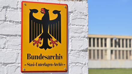 Jährlich stellen immer noch Zehntausende Anträge auf Einsicht von Stasi-Akten. (Symbolbild)