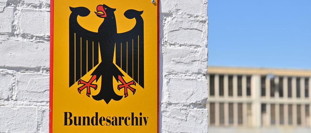 Jährlich stellen immer noch Zehntausende Anträge auf Einsicht von Stasi-Akten. (Symbolbild)