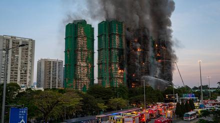 Rauch steigt auf, nachdem im Wang Fuk Court, einer Wohnanlage im Stadtteil Tai Po in den New Territories von Hongkong, ein Feuer ausgebrochen ist. 