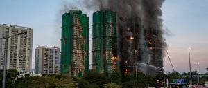 Rauch steigt auf, nachdem im Wang Fuk Court, einer Wohnanlage im Stadtteil Tai Po in den New Territories von Hongkong, ein Feuer ausgebrochen ist.