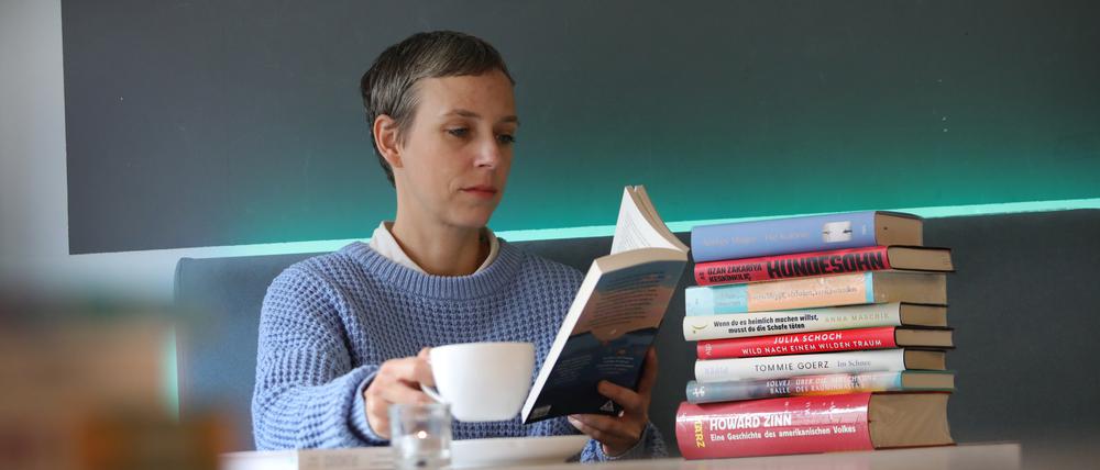 Buchtipps zu Weihnachten. Diese Bücher empfiehlt die Buchhandlung Viktoriagarten in Potsdam als Weihnachtsgeschenke für Oma, Schwiegermutter und Lesefaule. Mitinhaberin und Tippgeberin Stefanie Müller