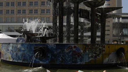 Sonnenbad am Brunnen