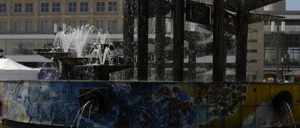 Sonnenbad am Brunnen