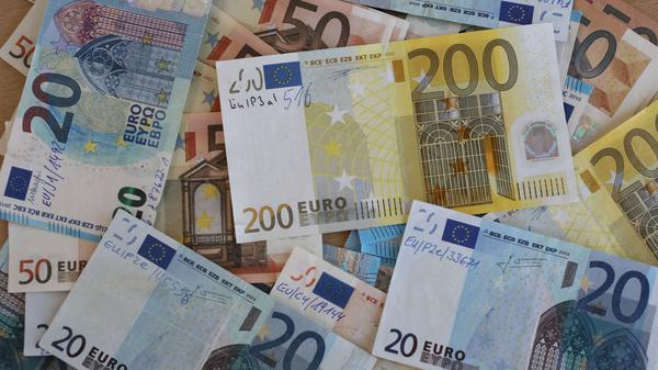 Die Berliner Polizei beschlagnahmte bei Durchsuchungen eine größere Menge Falschgeld. (Illustration)