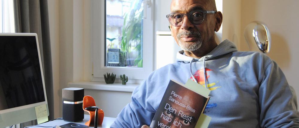 Pierre Sanoussi-Bliss mit seiner Autobiografie „Den Rest hab ich verdrängt“