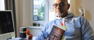 Pierre Sanoussi-Bliss mit seiner Autobiografie „Den Rest hab ich verdrängt“