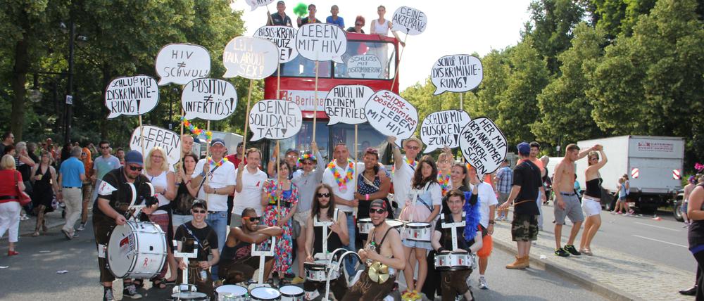 Ein Wagen der Berliner Aids-Hilfe auf dem Christopher Street Day 2013