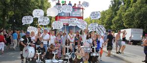 Ein Wagen der Berliner Aids-Hilfe auf dem Christopher Street Day 2013