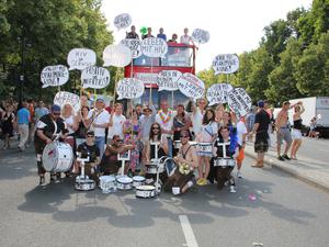 Ein Wagen der Berliner Aids-Hilfe auf dem Christopher Street Day 2013