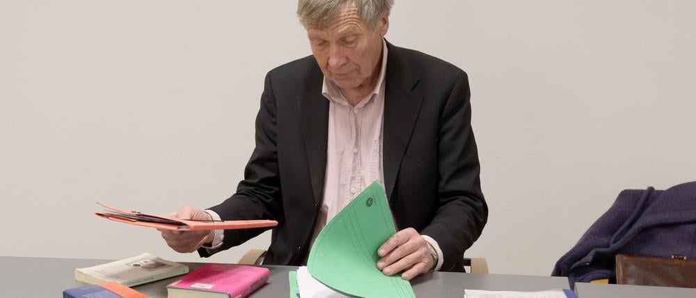 Ernst Hörmann aus Bayern stand im Rahmen eines Berufungsverfahrens erneut vor Gericht, weil er als Mitglied der „Letzten Generation“ an zwei Pumpstationen eine Ölleitung von Rostock zur Raffinerie im brandenburgischen Schwedt abgesperrt beziehungsweise dies versucht hatte.