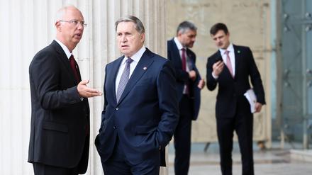 Aktuell zwei von Putins wichtigsten Männern: Top-Verhandler Kirill Dmitrijew (li.) und Außenpolitik-Berater Juri Uschakow. 