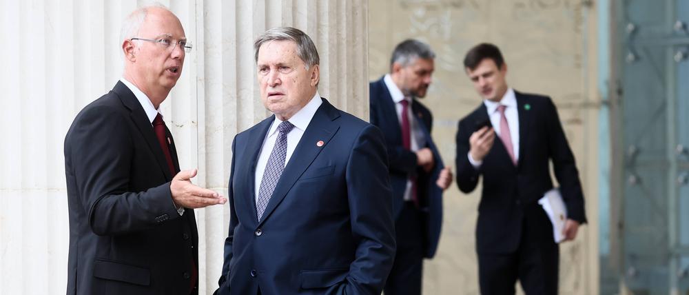 Aktuell zwei von Putins wichtigsten Männern: Top-Verhandler Kirill Dmitrijew (li.) und Außenpolitik-Berater Juri Uschakow. 