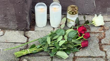 Nach der tödlichen Attacke auf einen Gerichtsvollzieher im saarländischen Bexbach liegen vor dem Tatort Blumen und brennen Gedenkkerzen.