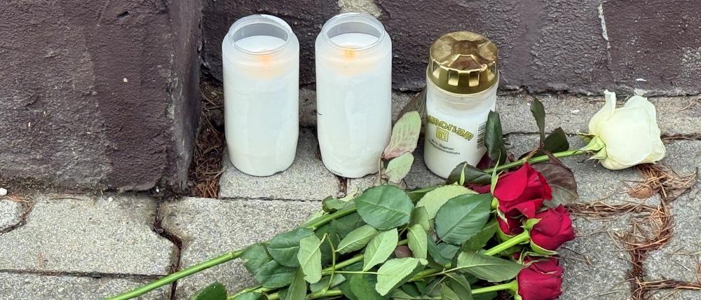 Nach der tödlichen Attacke auf einen  Gerichtsvollzieher im saarländischen Bexbach liegen vor dem Tatort Blumen und brennen Gedenkkerzen.