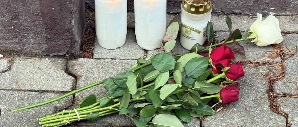 Am Tatort wurden Kerzen und Blumen abgelegt.