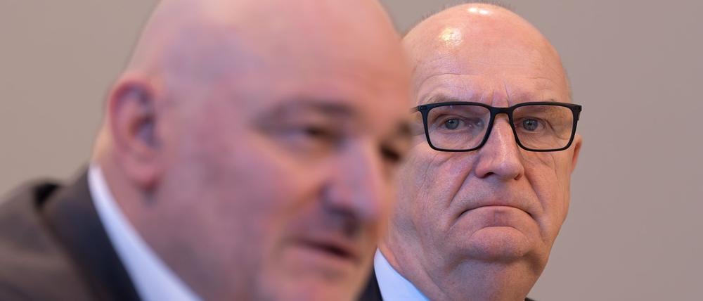 Brandenburgs Ministerpräsident Dietmar Woidke (SPD) (rechts) und Finanzminister Robert Crumbach (BSW) (links) sind bald ein Jahr in der Koalition. (Archivbild)