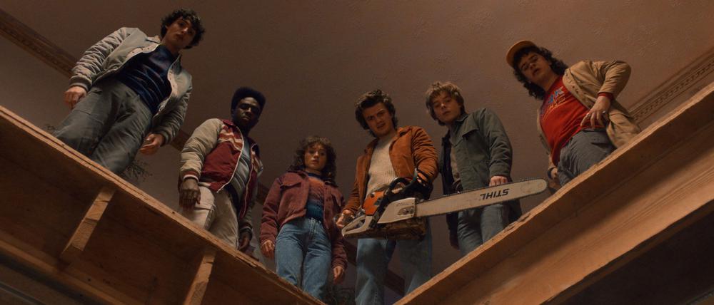 Blick in die Unterwelt. Die unbeschwerten Zeiten sind für Mike (Finn Wolfhard, links) und die Mitglieder des „Hellfire Club“ endgültig vorbei.