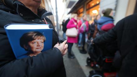 Merkel macht auf ihrer Deutschlandtour Station in Potsdam. Die Kanzlerin a.D. Angela Merkel signiert im Potsdamer Buchladen "Wist" ihre Bücher.