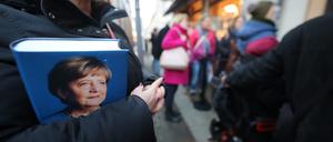 Merkel macht auf ihrer Deutschlandtour Station in Potsdam. Die Kanzlerin a.D. Angela Merkel signiert im Potsdamer Buchladen "Wist" ihre Bücher.