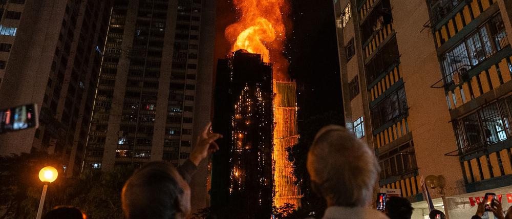 Das Feuer breitete sich an Bambusgerüsten und auch im Innenraum der Hochhäuser aus.
