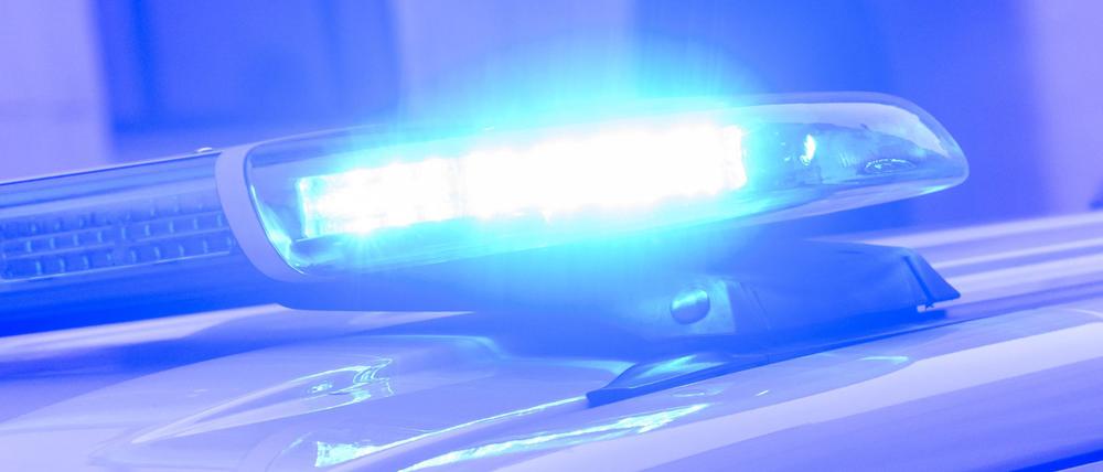 Ein Blaulicht leuchtet auf einem Einsatzfahrzeug der Polizei.
