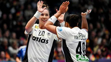 Die deutschen Handballerinnen haben das WM-Auftaktspiel gegen Island gewonnen.