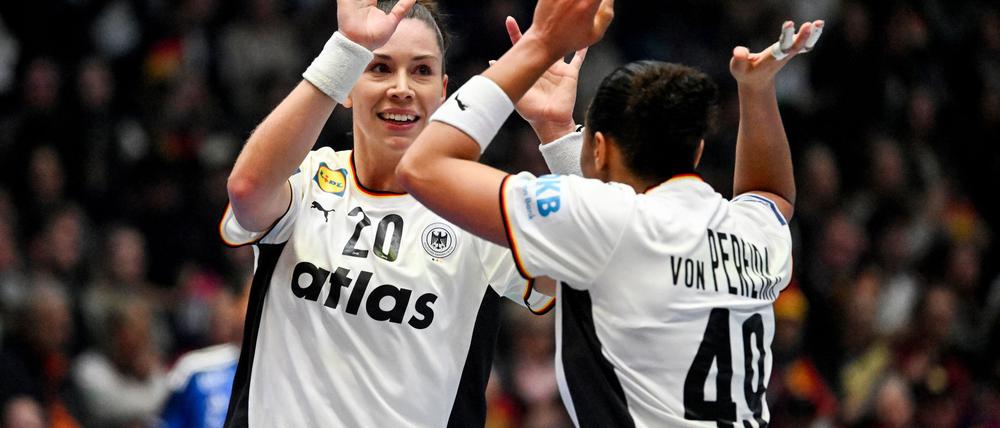 Die deutschen Handballerinnen haben das WM-Auftaktspiel gegen Island gewonnen.